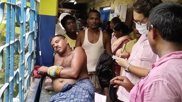 মালদা,  ভুতনি,  বন্যা,  বানভাসী মানুষ,  শুয়োরের আক্রমণ,  পশ্চিমবঙ্গ,  ত্রাণ শিবির,  নদী ভাঙন,  দুর্গত মানুষ,  গ্রামীণ এলাকা,  Malda,  Bhutni,  Flood,  Flood victims,  Pig attack,  West Bengal,  Relief camp,  River erosion,  Affected people,  Rural area