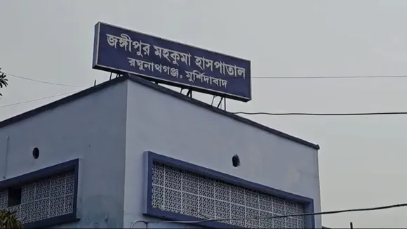 Raghunathganj road accident,  Jangshi Mor accident,  National Highway 12 crash,  passenger pickup van overturned,10 injured in accident,  Jangipur Subdivisional Hospital,  laborers, hawkers, daily wage workers,  overspeeding accident,  rescued by locals,  police investigation, traffic jam,রঘুনাথগঞ্জ পথ দুর্ঘটনা,  জংশি মোড় দুর্ঘটনা,  জাতীয় সড়ক ১২ নম্বর  ,যাত্রীবাহী পিকআপ ভ্যান উল্টে গেল  ,১০ জন আহত  ,জঙ্গিপুর মহকুমা হাসপাতাল,  শ্রমিক কুলি যাত্রী  ,অতিরিক্ত গতিতে দুর্ঘটনা,  স্থানীয়দের সহযোগিতায় উদ্ধার,  পুলিশ তদন্ত, যানজট
