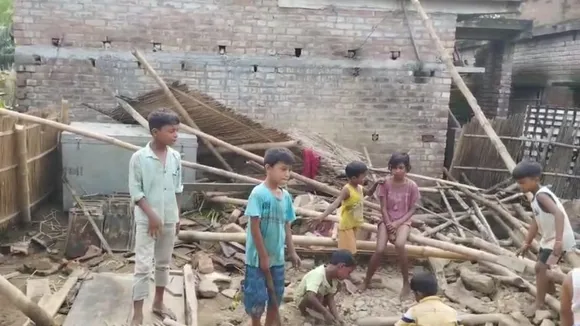Domkal accident  ,house collapse injured  ,heavy rain Murshidabad  ,natural disaster,  Aminabad area,  Domkal Municipality Ward 20  ,Kajla Bewa, Nonita Khatun  ,Golam Dostikir, Golam Hasan  ,Domkal Super Specialty Hospital,  broken house, distressed family,ডোমকল দুর্ঘটনা,  বাড়ি ভেঙে আহত,  টানা বৃষ্টি মুর্শিদাবাদ,  প্রাকৃতিক দুর্যোগ,  আমিনাবাদ এলাকা,  ডোমকল পুরসভা ২০ নম্বর ওয়ার্ড,  কাজলা বেওয়া, ননিতা খাতুন  ,গোলাম দোস্তিকির, গোলাম হাসান,  ডোমকল সুপার স্পেশালিটি হাসপাতাল,  ভাঙাচোরা ঘর, দিশেহারা পরিবার