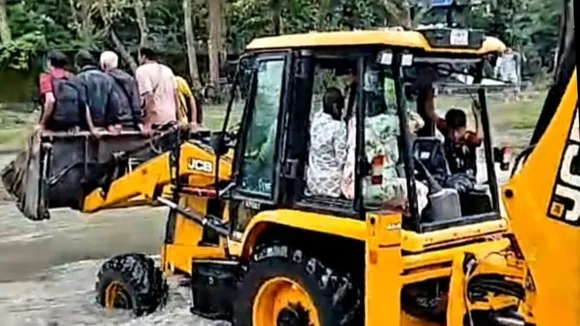 Jaldapara National Park, tourist ban, heavy rainfall, North Bengal, hills and Dooars, landslide, bridge collapse, 28 deaths, wildlife killed, rhino, deer, Holong River, tourist lodge, tourist rescue, forest department alert, safety measures, amphibious vehicle, hazardous conditions, Jaldapara forest,জলদাপাড়া জাতীয় উদ্যান, পর্যটক প্রবেশ নিষিদ্ধ, প্রবল বর্ষণ, উত্তরবঙ্গ, পাহাড়-ডুয়ার্স, ধস, সেতু ভাঙা, মৃত্যু ২৮, বন্যপ্রাণী নিহত, গণ্ডার, হরিণ, হলং নদী, টুরিস্ট লজ, পর্যটক উদ্ধার, বনদপ্তর সতর্কতা, সুরক্ষা ব্যবস্থা, আর্থ মুভার, ঝুঁকিপূর্ণ পরিস্থিতি, জলদাপাড়া জঙ্গল