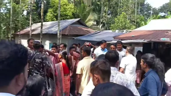 মনোজ ওরাওঁ, কুমারগ্রাম, ত্রাণ বিতরণ, বিজেপি, তৃণমূল, ধস্তাধস্তি, উত্তেজনা, গাড়ি কাঁচ ভাঙচুর, পশ্চিমবঙ্গ রাজনীতি,Manoj Oraon, Kumargram, relief distribution, BJP, Trinamool Congress, clash, scuffle, vehicle glass broken, West Bengal politics, local violence, political tension