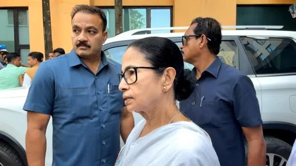 mamata banerjee, north bengal flood,bjp mp khagen murmu,shankar ghosh, nagrakata bjp attacked,siliguri news, north bengal weather update today,bengali news today, suvendu adhikari mirisk, mamata banerjee mirik visit,খগেন মুর্মুকে দেখতে হাসপাতালে মমতা বন্দ্যোপাধ্যায়, মিরিকে মমতা, শুবেন্দু অধিকারী, নাগরাকাটা বিজেপি হামলা