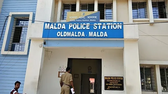 Malda murder, father-in-law killed, daughter-in-law Sultana Bibi, family dispute, property dispute, brutal killing, Sahapur village, Madhaipur area, local unrest, police operation, daughter-in-law arrested, father-in-law murder case,পুরাতন মালদা খুন, শ্বশুর খুন, পুত্রবধূ সুলতানা বিবি, পারিবারিক বিবাদ, জমি বিবাদ, হাড়হিম হত্যাকাণ্ড, সাহাপুর গ্রাম, মাধাইপুর এলাকায় হত্যা, স্থানীয় উত্তেজনা, পুলিশি অভিযান, গ্রেপ্তার পুত্রবধূ, শ্বশুর হত্যার অভিযোগ