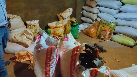 Farakka  ,Fake turmeric bust  ,1850 kg adulterated turmeric  ,Arrest,  Illegal turmeric factory,Police raid,  Murshidabad,  Food adulteration,  DEB Farakka,  Local police action  ,Illegal chemicals,  Adulterated food  ,Turmeric powder seizure,ফরাক্কা  ,ভেজাল হলুদ,  হলুদ কারখানা অভিযান  ,১৮৫০ কেজি ভেজাল  ,গ্রেফতার , মুর্শিদাবাদ  ,পুলিশ অভিযান  ,খাদ্য ভেজাল,  ডিইবি ফরাক্কা  ,অবৈধ রাসায়নিক,  স্থানীয় থানা