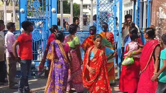 Englishbazar  ,Jotgopal village  ,Kali Puja fair  ,Police raid  ,Gambling  ,Chhotul dance,  Village protest,  West Bengal  ,Arrest  ,Local disputes,ইংরেজবাজার,  জোতগোপাল গ্রাম,  কালীপুজো মেলা,  পুলিশ অভিযান  ,জুয়া,  চটুল নাচ,  গ্রামবাসীর বিক্ষোভ,  পশ্চিমবঙ্গ,  গ্রেপ্তার,  স্থানীয় বিতর্ক