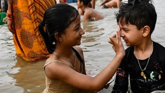 Bhai Dooj 2025: ভাইদুজ আর রক্ষাবন্ধনকে অনেকেই গুলিয়ে ফেলেন।