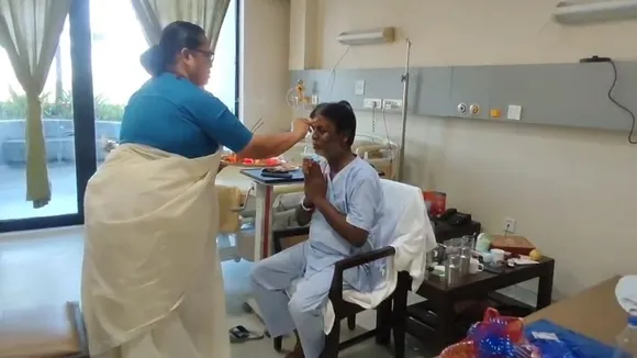 Khagen Murmu, Sreerupa Mitra Chowdhury, Malda BJP MP, Englishbazar MLA, hospital visit, Bhai Phonta 2025, North Bengal, BJP West Bengal news, injured MP, emotional moment,খগেন মুর্মু, শ্রীরূপা মিত্র চৌধুরী, মালদা উত্তর, বিজেপি সাংসদ, ইংরেজবাজার বিধায়ক, ভাইফোঁটা, হাসপাতাল, শিলিগুড়ি, আহত সাংসদ, উত্তরবঙ্গ সংবাদ