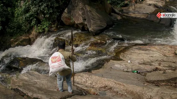 Vondu Gop,  Bhondu Gope,Last Runner,  Ayodhya Hills mail carrier,  Hill postman story,  Jungle mail route  ,Indian postal service  ,Rural India post,  Mail carrier experience,  Historic mail delivery,  Jungle runner,ভোঁদু গোপ  ,শেষ রানার  ,অযোধ্যা পাহাড় ডাকপিয়ন,  পাহাড়ের ডাকপিয়ন,  ডাকবিভাগ,  জঙ্গলের ডাকপিয়ন,  ডাকপিয়ন জীবনকথা  ,গ্রামীণ ডাকপিয়ন  ,ডাকপিয়ন অভিজ্ঞতা  ,শেষ রানারের গল্প