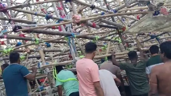 Chandannagar pandal collapse: হুড়মুড়িয়ে ভেঙে পড়ল বিখ্যাত পুজো কমিটির প্যান্ডেল।