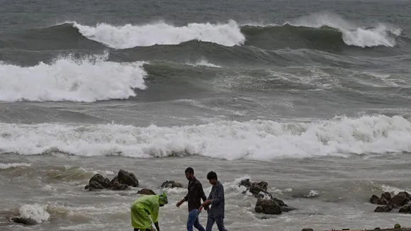 ঘূর্ণিঝড় মন্থা, Bengal weather update, West Bengal rain alert, অন্ধ্রপ্রদেশ ঘূর্ণিঝড়, Cyclone Mantha update, Kolkata rain, দক্ষিণবঙ্গ বৃষ্টি, আবহাওয়া দপ্তর, heavy rain warning, cyclone impact Bengal, weather forecast today, low pressure bay of bengal