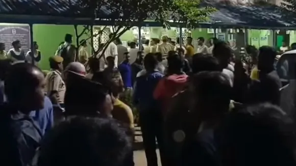 BSF police clash, Fensidyl smuggling, Chapra border violence, Bengal border tension, banned cough syrup, police injured, India Bangladesh border, law enforcement conflict, Nadia district news, border dispute,বিএসএফ পুলিশ সংঘর্ষ, ফেনসিডিল বাজেয়াপ্ত, সীমান্ত উত্তেজনা, চাপড়া সংঘর্ষ, নিষিদ্ধ কাশির সিরাপ, বিএসএফ বনাম পুলিশ, নদিয়া জেলা খবর, সীমান্তে মারামারি, পুলিশ আহত, ফেনসিডিল চোরাচালান