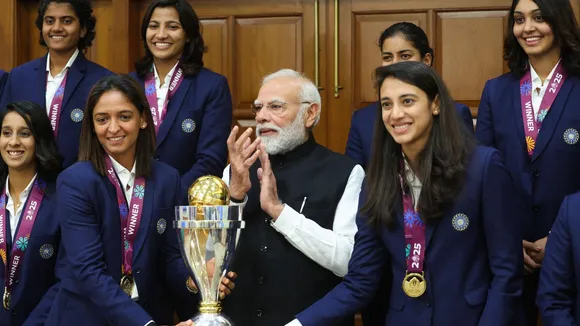 Indian Women Cricket Team with Narendra Modi (1)