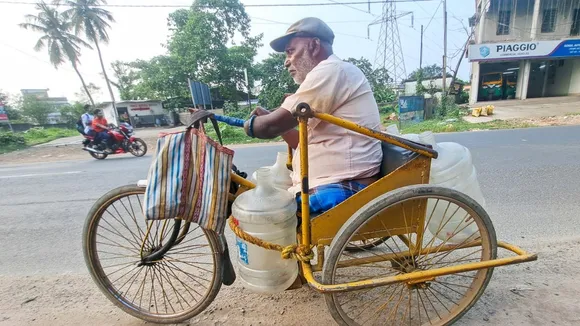 Gopal Nandi, inspiring story, man without legs, Duttapukur news, Bengal inspiration, real hero, disability motivation, life struggle, gas delivery man, Indian inspiration, motivational story, Kolkata news, human spirit, never give up,North 24 Parganas News, গোপাল নন্দী, দত্তপুকুর খবর, অনুপ্রেরণার গল্প, প্রতিবন্ধী ব্যক্তির সংগ্রাম, জীবনের লড়াই, মমতার বাংলা, গ্যাস ডেলিভারি কর্মী, বাস্তব নায়ক, মানবতার উদাহরণ, ইচ্ছাশক্তি, কখনো হাল ছেড়ো না, অনুপ্রেরণামূলক গল্প, বাংলার অনুপ্রেরণা