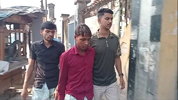 Malda border arrest, Bangladeshi nationals caught, Vaishnavnagar police, India Bangladesh border, cow smuggling, SIR update, border crime, Kumbhira area, BSF vigilance, smuggling crackdown, illegal crossing, Malda news, Bangladeshi smugglers, SIR impact, border security