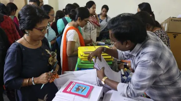 West Bengal voter list, SIR 2025, Special Intensive Revision, migrant workers, Bengal migrants, voter registration, Election Commission, Kerala workers, Mumbai workers, Gujarat Bengali workers, voter roll update, West Bengal election 2026, voter inclusion,পশ্চিমবঙ্গ ভোটার তালিকা, এসআইআর ২০২৫, বিশেষ তালিকা সংশোধন, পরিযায়ী শ্রমিক, বাঙালি শ্রমিক, ভোটার নাম সংশোধন, নির্বাচন কমিশন, কেরালার শ্রমিক, মুম্বই বাঙালি শ্রমিক, গুজরাট শ্রমিক, ভোটার তালিকা সংশোধন প্রক্রিয়া, পশ্চিমবঙ্গ নির্বাচন ২০২৬, ভোটাধিকার