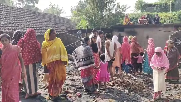 Malda fire  ,Gas cylinder explosion,  Mobile medical units  ,Five houses damaged , Three injured  ,Fire accident,  Englishbazar Amrit area,  Fire brigade intervention  ,Short circuit fire,  Morning fire incident,মালদা অগ্নিকাণ্ড,  রান্নার গ্যাস বিস্ফোরণ  ,পাঁচটি বাড়ি ক্ষতিগ্রস্ত  ,তিনজন আহত,  ইংরেজবাজার অমৃত এলাকা  ,দমকলের তৎপরতা  ,শর্ট সার্কিট , সকালবেলার অগ্নিকাণ্ড  ,আগুনে ঘরোয়া সামগ্রী নষ্ট  ,স্থানীয় প্রবাসী