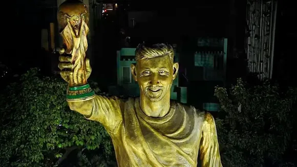 Lionel Messi Statue (5)