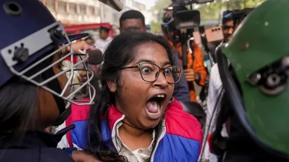 বাংলাদেশ হিন্দু যুবক হত্যা, দীপু চন্দ্র দাস, পশ্চিমবঙ্গ বিক্ষোভ, কলকাতা প্রতিবাদ, হাওড়া স্টেশন সংঘর্ষ, হাওড়া ব্রিজ, বিজেপি বিক্ষোভ, বাংলাদেশ সংখ্যালঘু নির্যাতন, শিলিগুড়ি সীমান্ত উত্তেজনা, পেট্রাপোল ঘোষাডাঙ্গা, হিন্দুত্ববাদী সংগঠন, শুভেন্দু অধিকারী, বাংলাদেশ ডেপুটি হাই কমিশন, পুলিশ লাঠিচার্জ