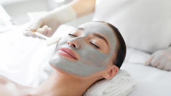 Rose Water for Face: গোলাপ জল।