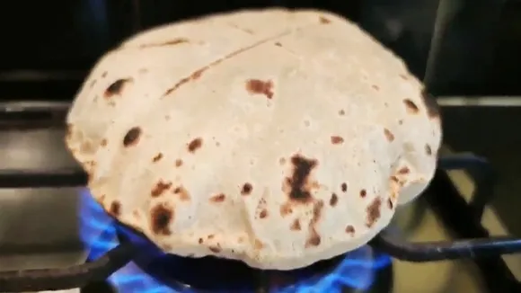 Soft Roti Making Tips: নরম এবং তুলতুলে রুটি বানিয়ে ফেলুন এই কায়দায়।