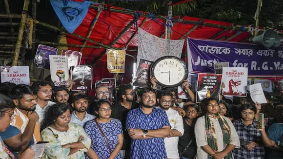 Junior Doctor's Protest, Droher Carnival, Doctor's Protest, Doctor Protest On RG Kar, Puja Carnival 2024, Durga Puja 2024, Bangla News, Latest Bangla News, News in Bangla, Bengali News, পুজো কার্নিভাল, দুর্গাপুজো কার্নিভাল, দ্রোহের কার্নিভাল
