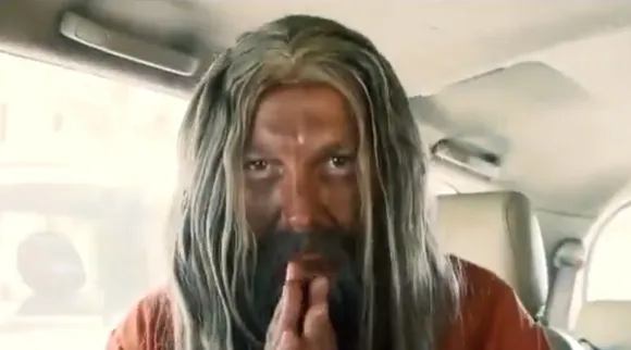 Brett Lee goes undercover as a 'ragged old man' to play cricket with kids, watch video