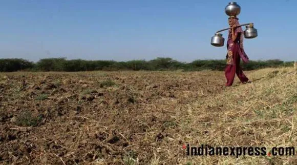 জলসরবরাহ বন্ধ হয়ে যাওয়াতে মাটি খুড়ে জল তুলছে গুজরাটের মরবি জেলার মানুষ
