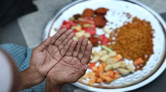 রমজানের প্রথম দিনে টিপু সুলতান মসজিদে ইফতার