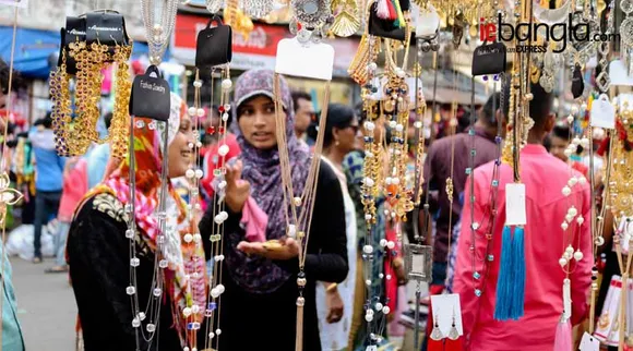 Eid al-Fitr 2018: শনিবার খুশির ঈদ, উৎসবের আগে কেনাকাটায় ব্যস্ত শহর