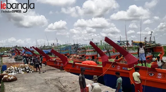 trawler drowned in deep sea kakdwip west bengal