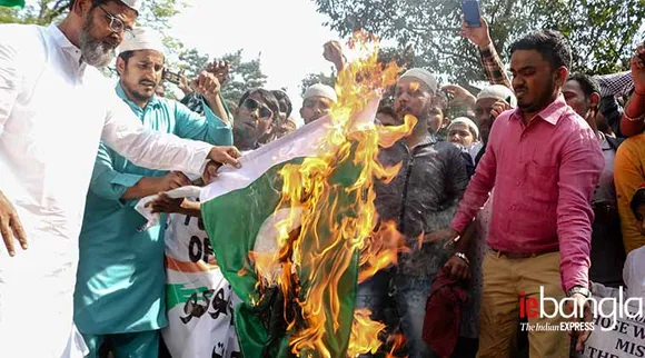 Muslims burn Pakistan flag, পাকিস্তানের পতকা, Muslim, মুসলিম, Dharmatala, ধর্মতলা, Tipu Sultan mosque, টিপু সুলতান মসজিদ