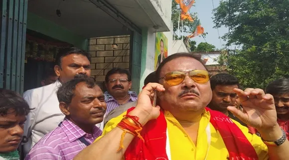 মদন মিত্রের গাড়ি ঘিরে বোমাবাজি