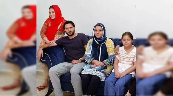 Shahid Afridi with his daughters_1