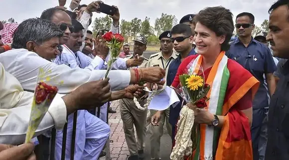 মধ্যপ্রদেশে ফুলের আলিঙ্গন প্রিয়াঙ্কাকে