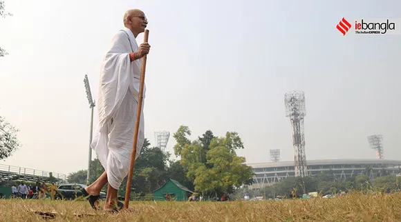 ইডেনে খেলা দেখতে শহরে 'গান্ধীজি', দেখুন ছবি!