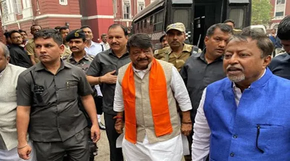 mukul roy, মুকুল রায়, মুকুলের খবর, কৈলাশ বিজয়বর্গীয়, কৈলাশ, কৈলাস, kailash vijayvargiya, মুকুল রায় আটক, কৈলাশ বিজয়বর্গীয় আটক, mukul roy detained, kailash vijayvargiya detained, bjp, abhinandan yatra, বিজেপির মিছিলে ধুন্ধুমার, টালিগঞ্জে বিজেপির অভিনন্দন যাত্রা