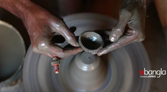 earthen lamps, মাটির প্রদীপ, diya, দীপাবলি, Diwali, আলোকসজ্জা, festival, প্রদীপ, potters, Diwali 2020, কালীপুজা, Hindu festival, মৃৎশিল্পী, মাটির প্রদীপ, diya, দীপাবলি, diwali, আলোকসজ্জা, festival, প্রদীপ, potters, diwali 2020, কালীপুজা, hindu festival, মৃৎশিল্পী, প্রদীপের নীচেই অন্ধকার, করোনা, corona, কোভিড-১৯, Covid-19, করোনা মহামারী, Corona Pandemic, ২০২০,