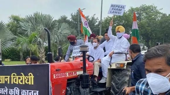 Rahul Gandhi reaches Parliament on tractor