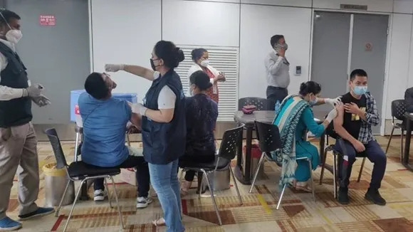 Afghan returnees are vaccinated against polio in India