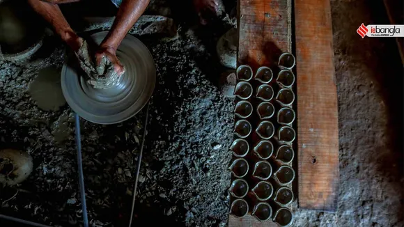 earthen lamps, মাটির প্রদীপ, diya, দীপাবলি, Diwali, আলোকসজ্জা, festival, প্রদীপ, potters, Diwali 2021, কালীপূজা, Hindu festival, মৃৎশিল্পী, মাটির প্রদীপ, diya, দীপাবলি, diwali, আলোকসজ্জা, festival, প্রদীপ, potters, diwali 2021, কালীপূজা, hindu festival, মৃৎশিল্পী, প্রদীপের নীচেই অন্ধকার, করোনা, corona, কোভিড-১৯, Covid-19, করোনা মহামারী, Corona Pandemic, ২০২১, প্রদীপ গ্রাম, earthen lamps village, চালতাবেড়িয়া, Chaltaberia, বারাসাত, barasat, বারাসাতের কালীপূজা, Barasat Kalipuja, ভারত-বাংলাদেশ, India-Bangladesh, শিল্পী, artist, কুটির শিল্প, Cottage industry, কুটির শিল্পী, Cottage artist, পশ্চিমবঙ্গের কুটির শিল্প, Cottage industry in West Bengal, ইন্ডিয়া রেকর্ড, India Record, West Bengal news, indian express, কলেজ স্ট্রিট, college street, করোনা, corona, corona news, Bangla Khabar, বাংলার খবর, Bangla News Live, বাংলার ব্রেকিং নিউজ, Breaking Bangla News,Bangali news, বাংলায় সর্বশেষ খবর, লেটেস্ট খবর, News in Bengali, Bengali News Today, বাংলা নিউজ, Bengali News, করোনা মহামারী, corona pandemic