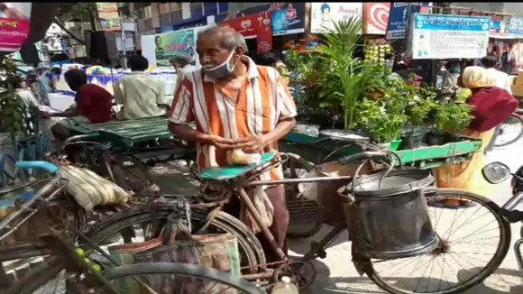 konnagars resident Asit Nandi sell dalpuri for past 35 years