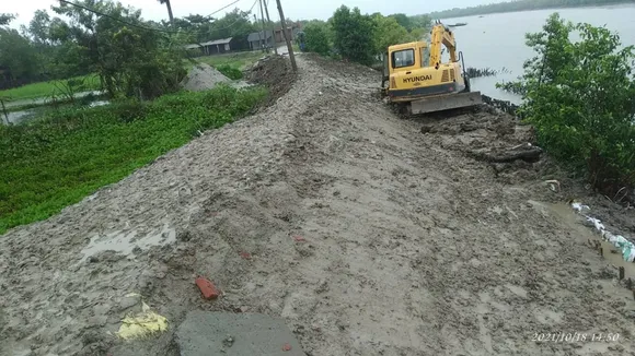 Due to heavy rain crack shown on naipukurias river dam