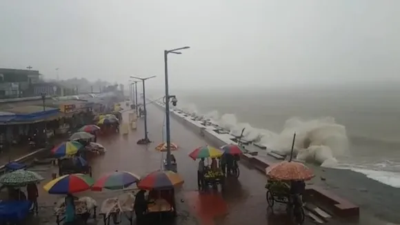Heavy Rainfall and storm occurring at Digha, tourists are requested to stay in hotels