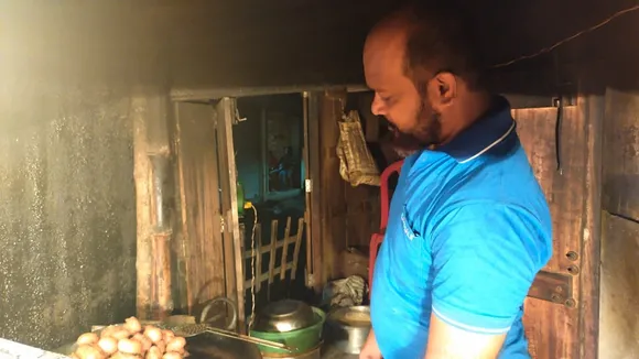 Former athlit konnagars resident Gopal sarkar now beame a chop seller