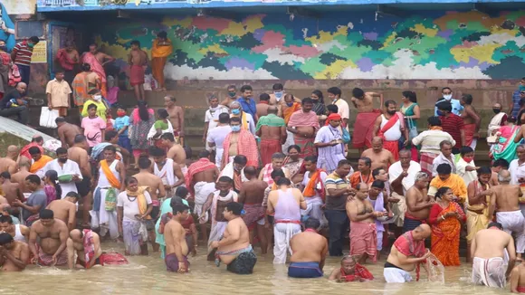 covid rules was not observed at the kolkatas Gangesghat during Tarpan time mahalaya morning