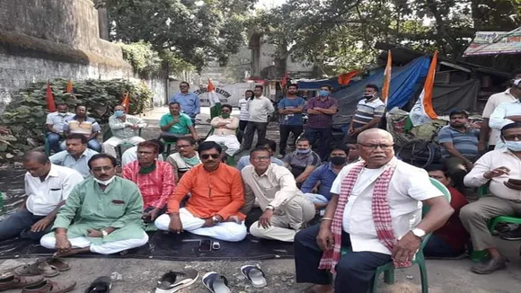 Tmc Mla Manoranjan Bapari sit in Dharna by demanding restart of kuntighat Keshoram Rayon Cygnet Industries Ltd