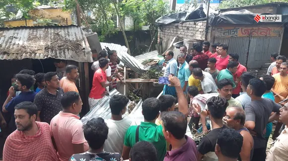 Locals blocked Jessore road over 2 people's death as tree fell down