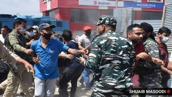 Kashmiri Pandits hit the streets, block Srinagar-Budgam highway over killing