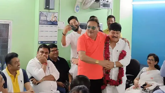Madan Mitra leaves behind enimity, welcomes Arjun Singh with Rose garland