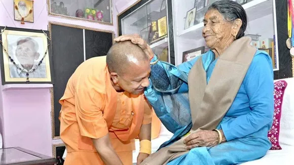 মখ্যমন্ত্রী হওয়ার পর এই প্রথম বাড়িতে গেলেন যোগী, সাক্ষাৎ মায়ের সঙ্গে
